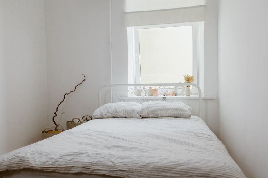 Koele kleurenpalet met blauwe accenten in slaapkamer.