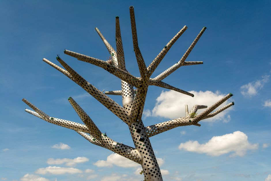 Geometrische metalen sculptuur in moderne tuin. Geometrische metalen sculptuur in moderne tuin.