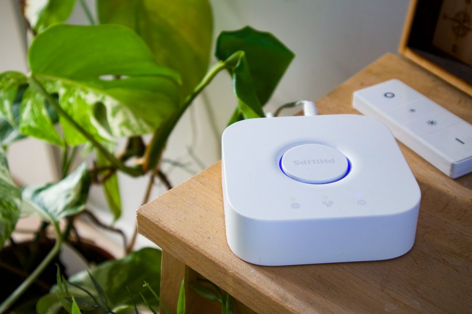 Smart thermostaat bediend via smartphone-app in woonkamer.